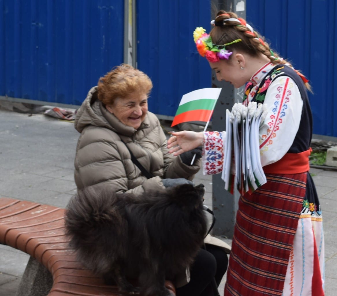 Община Бургас раздаде 3000 български флагчета по главната улица Александровска