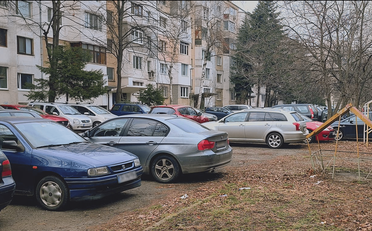На различно мнение относно платеното паркиране са жителите на два