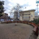 Градинката пред сградата на Община Бургас