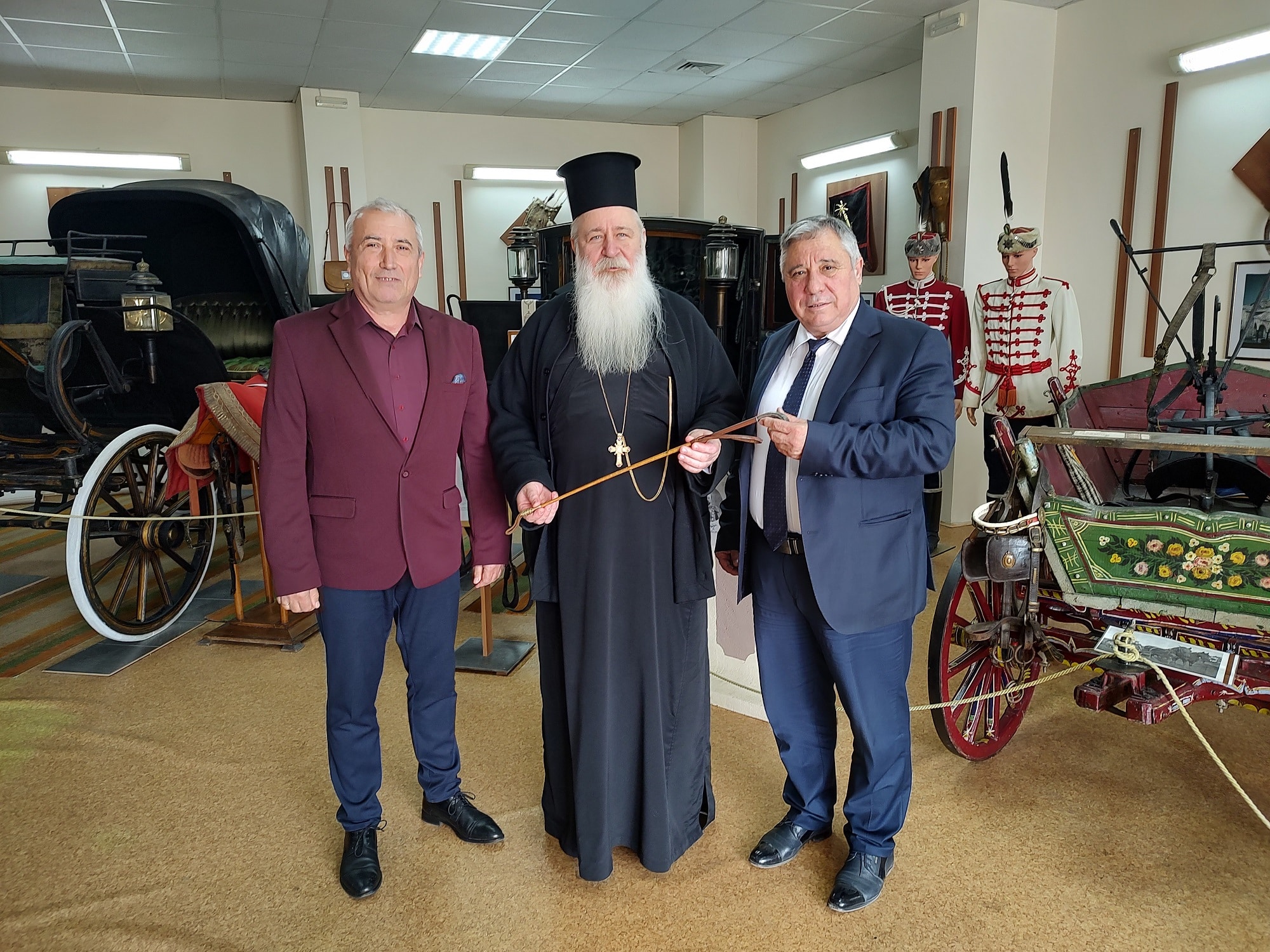 Игуменът на Бачковския манастир епископ Сионий подари ценен камшик на