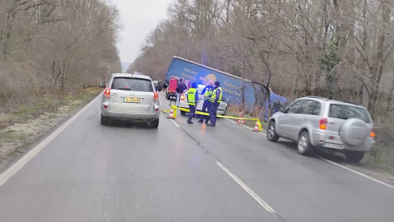 Шофьор е загинал при катастрофа между тежкотоварен камион и автомобил