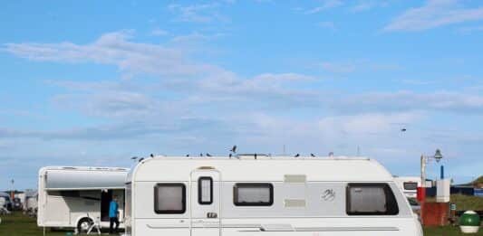 Каравана, къмпинг, къмпингуване