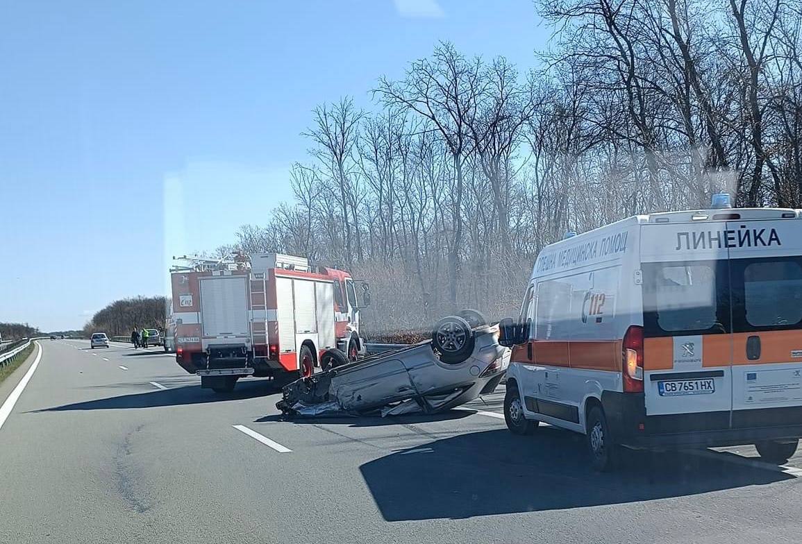 Лек автомобил се е обърнал по таван след катастрофа на