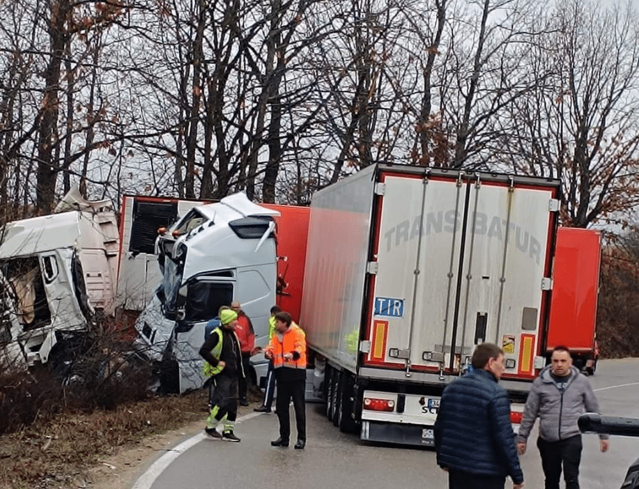 Тежка катастрофа между два товарни автомобила затвори пътя между монтанските