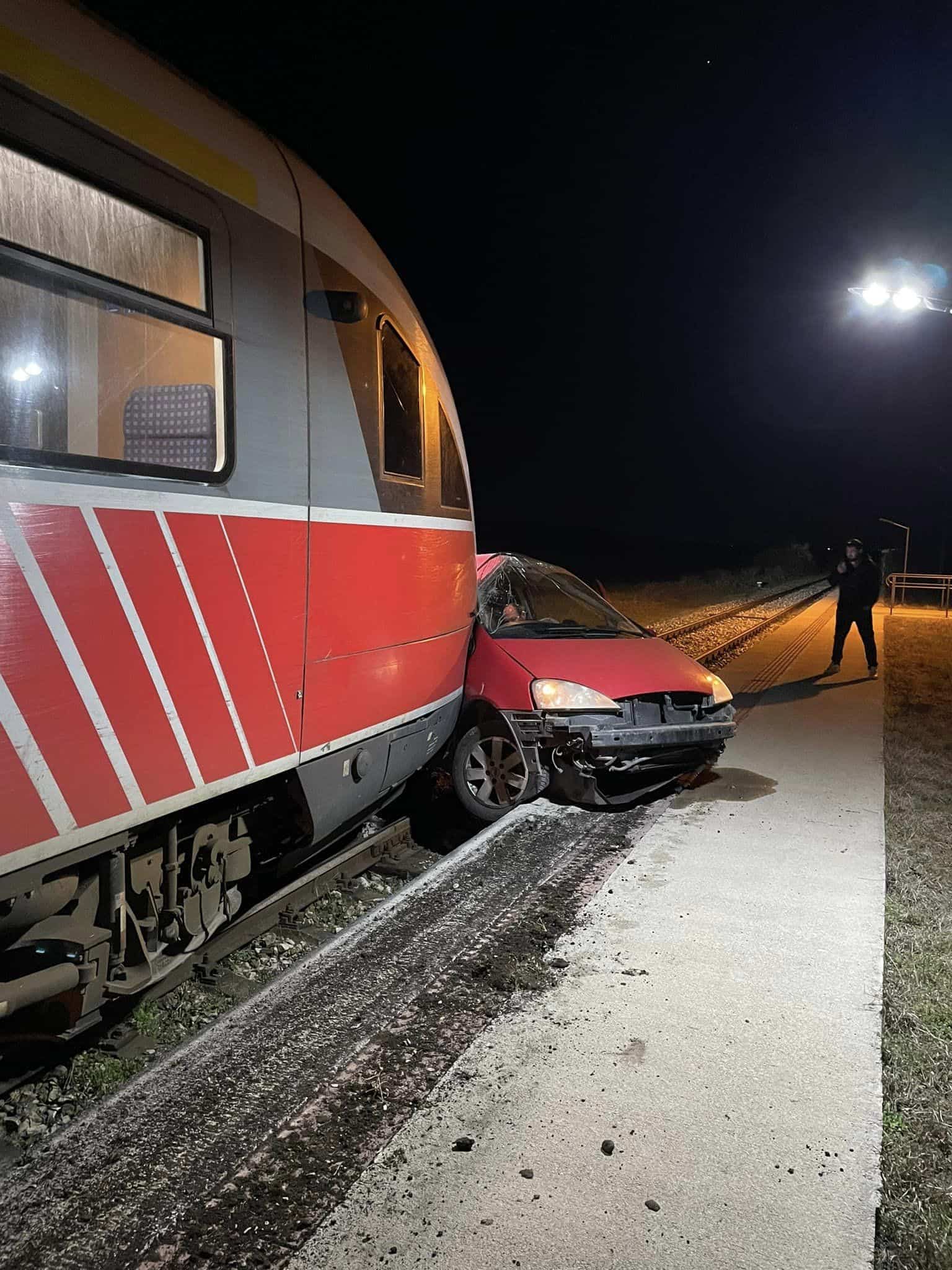 Влак блъсна лек автомобил в Плевенско. Това съобщиха очевидци в