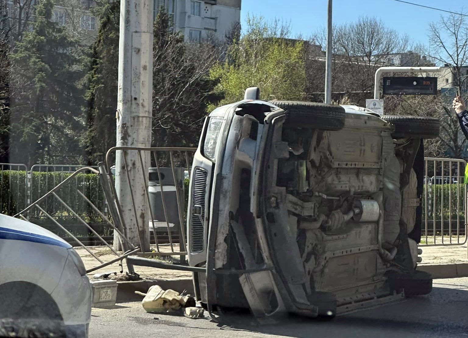 Самостоятелна катастрофа с автомобил е станала на бул Ботевградско шосе