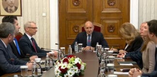 Консултациите