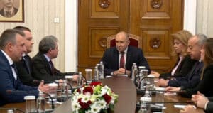 Консултациите