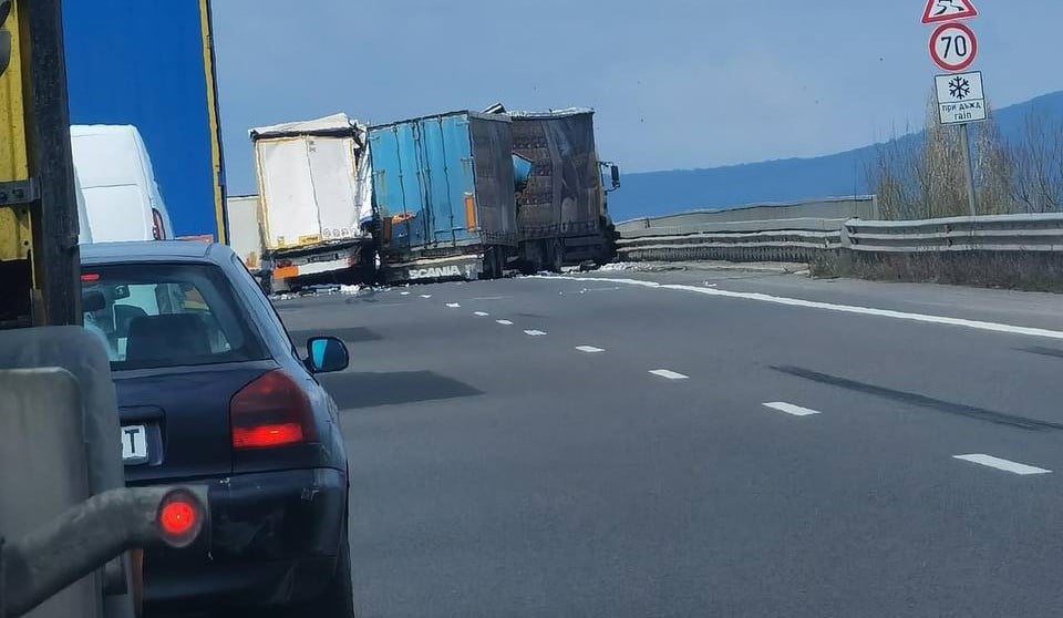 Катастрофа между два товарни автомобила е затруднила движението по Северната