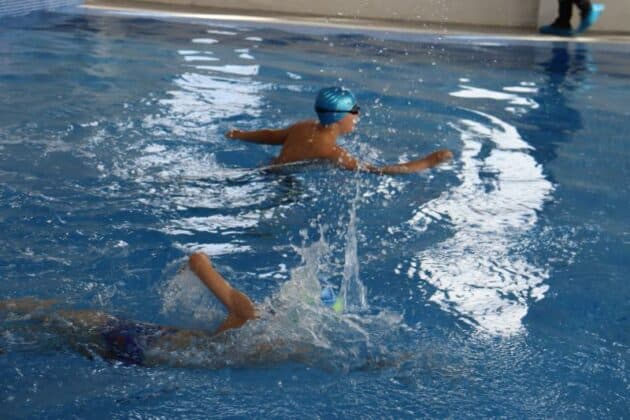 Състезание по плуване