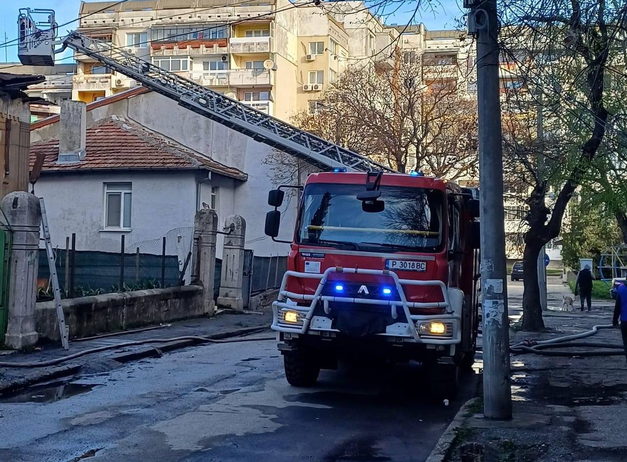 Пожарна кола. Снимка: Павлин Кирилов, Facebook
Пожар избухна в центъра на