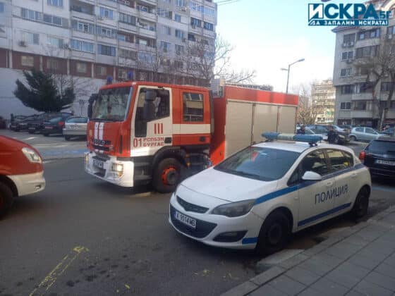 Пожарни автомобили и патрулен автомобил