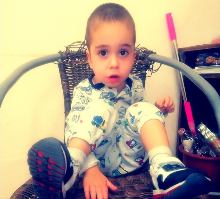 2 годишно дете се нуждае от средства за да чува и