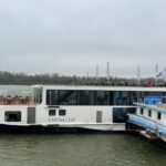 Круизен кораб с туристи