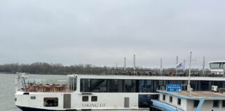 Круизен кораб с туристи