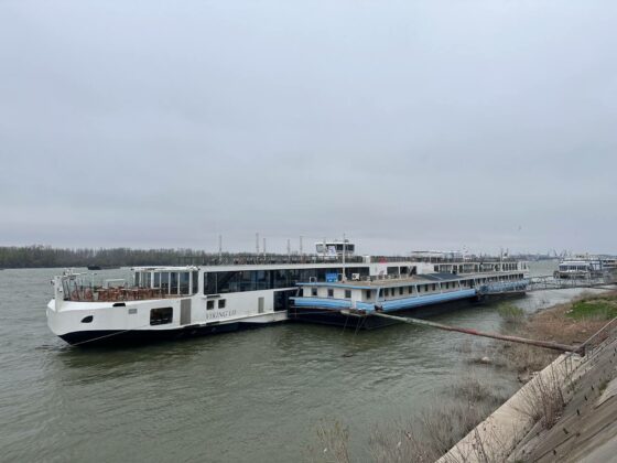 Круизен кораб с туристи