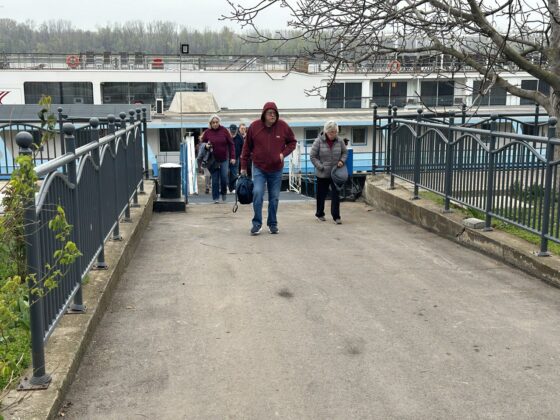 Круизен кораб с туристи