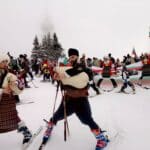 Голямото ски спускане със знамена и носии