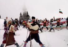 Голямото ски спускане със знамена и носии