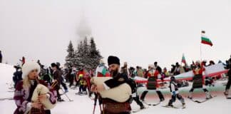 Голямото ски спускане със знамена и носии