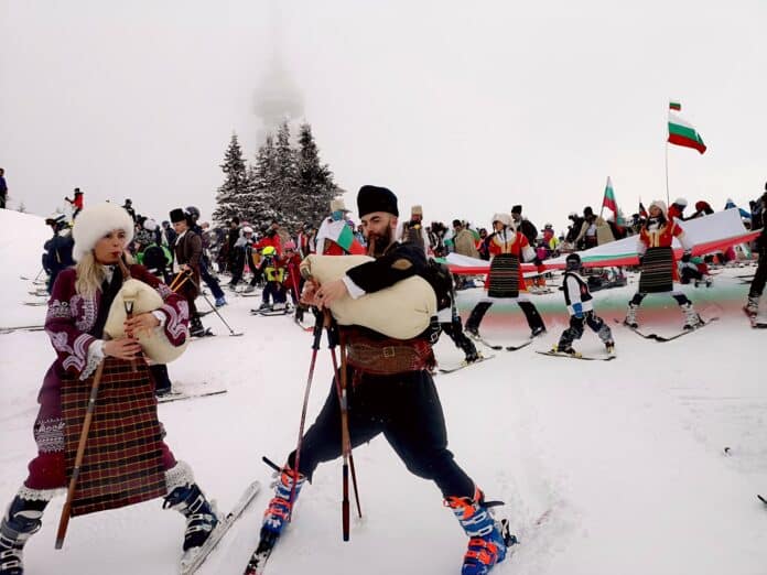 Голямото ски спускане със знамена и носии