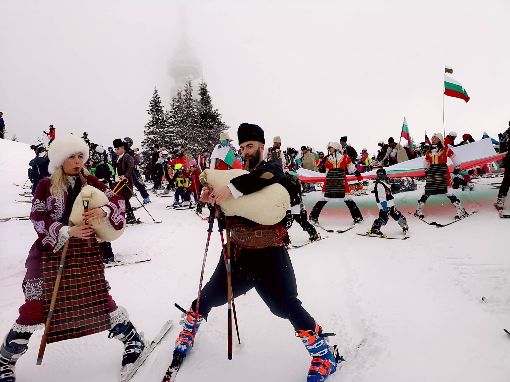 Стотици скиори и сноубордисти и тази година се включиха в
