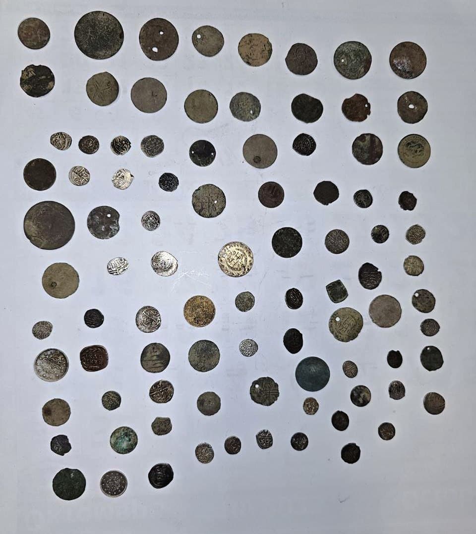 Голямо количество монети и предмети с белези на културно-исторически ценности
