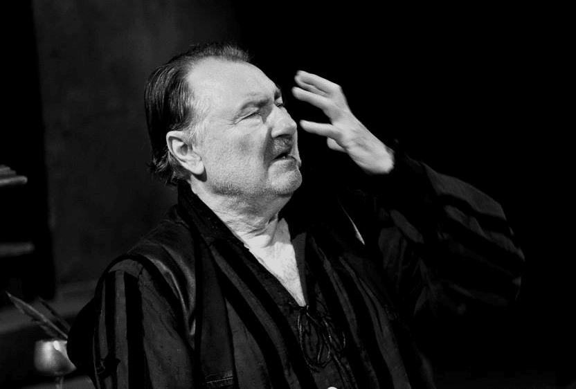 Васил Михайлов Mладите бягат навън и плачат за България, когато се