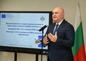 Връчване на договорите