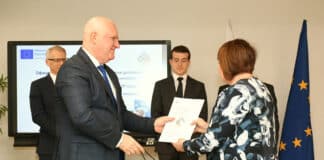 Връчване на договорите