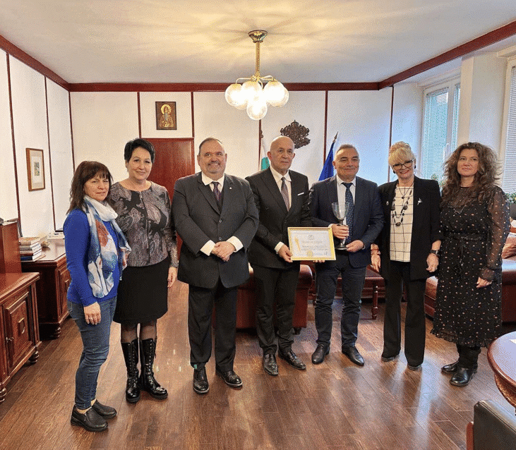 Председателят на Съюза на народните читалища д р Николай Дойнов връчи