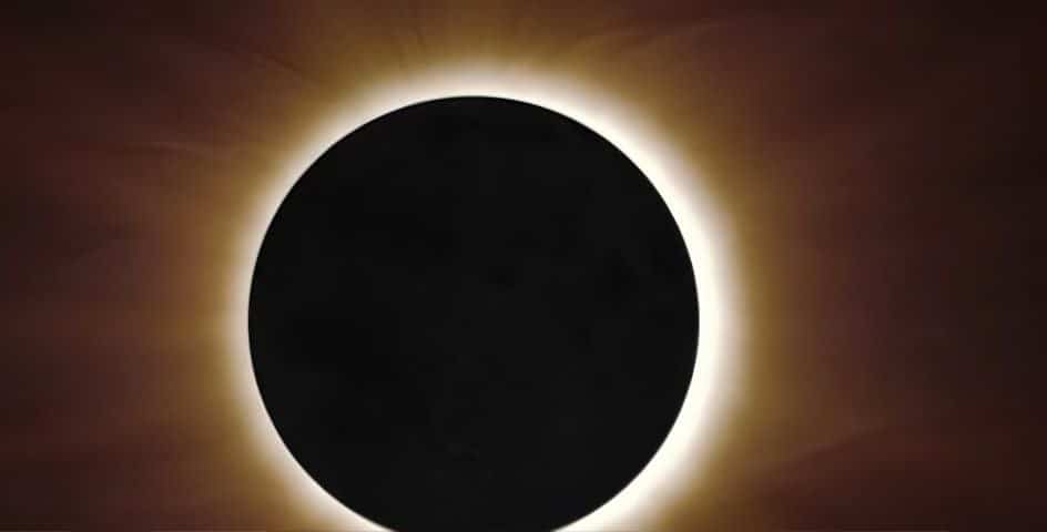 Слънчeвото затъмнение е едно вълнуващо и загадъчно природно явление което 