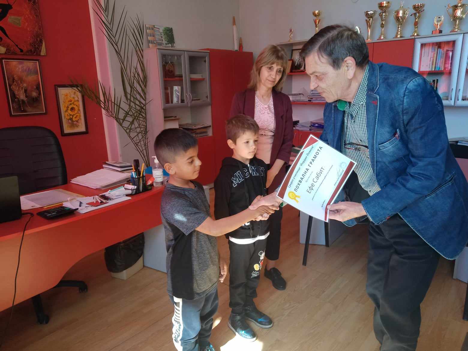 Днес директорът на СУ Йордан Йовков в град Тервел отличи