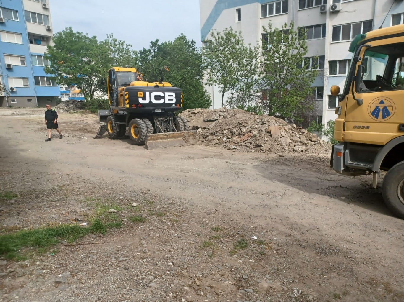 Започнаха дейности за благоустрояване на пространството около блокове 107 108