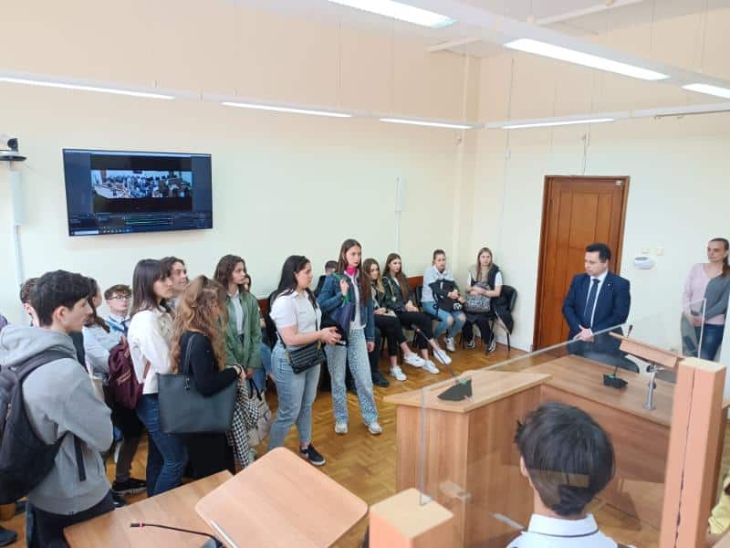 Над 30 ученици от бургаската търговска гимназия гостуваха на Окръжна