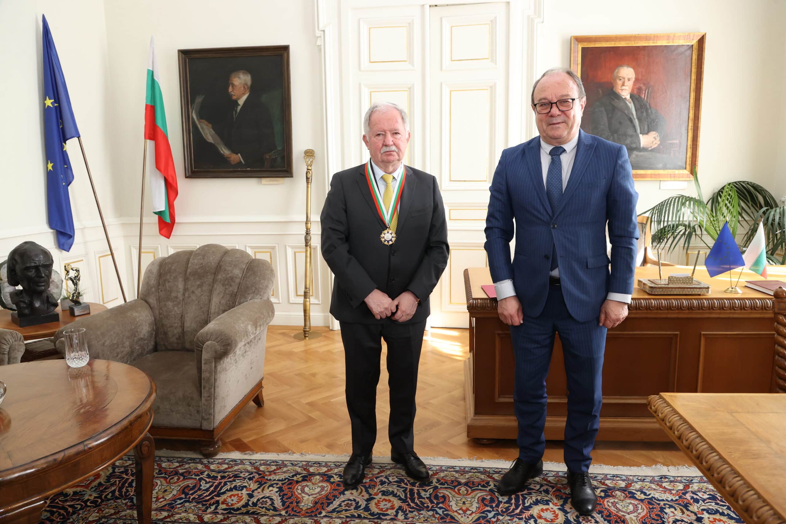 Председателят на Българската академия на науките акад Юлиан Ревалски награди