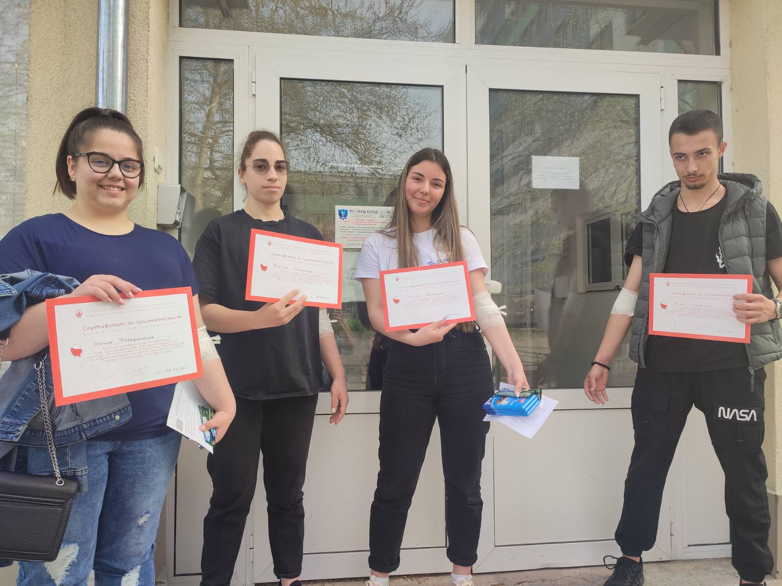 Абитуриенти от Професионалната гимназия по строителство архитектура и геодезия Кольо