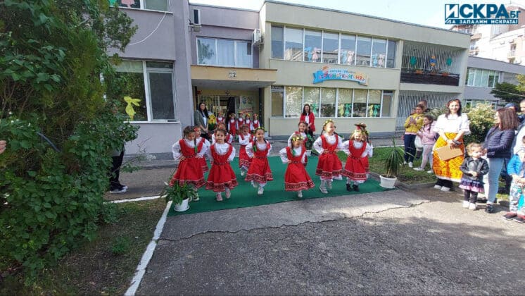 Великденски базар в ДГ „Райна Княгиня“