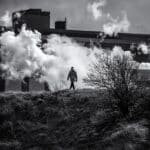 Фабрика, облаци, човек.