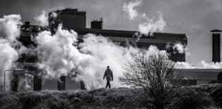 Фабрика, облаци, човек.