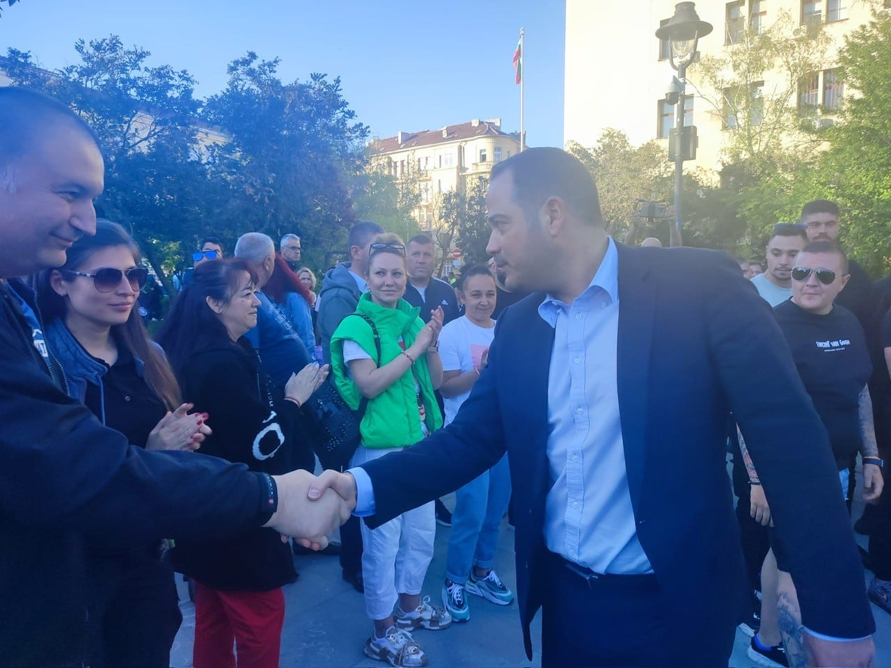 Дойдох за да благодаря и да поздравя колегите за силната