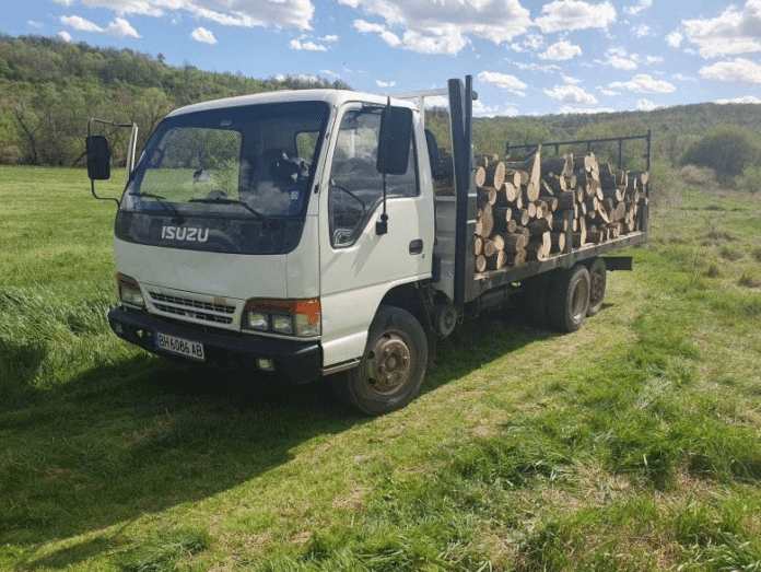 Камион с дървесина
