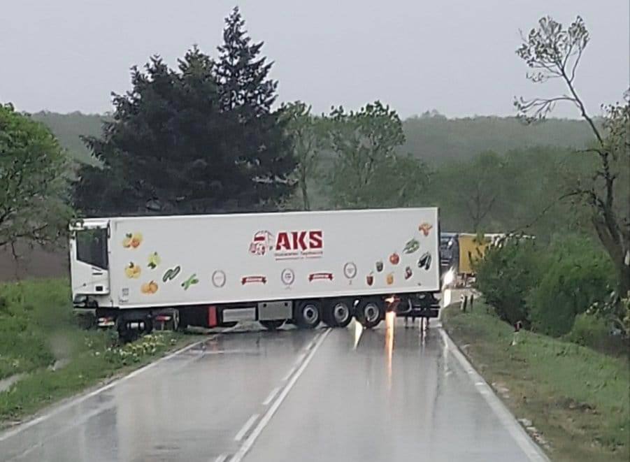 Катастрофа е блокирала главния път между Добрич и Варна съобщиха