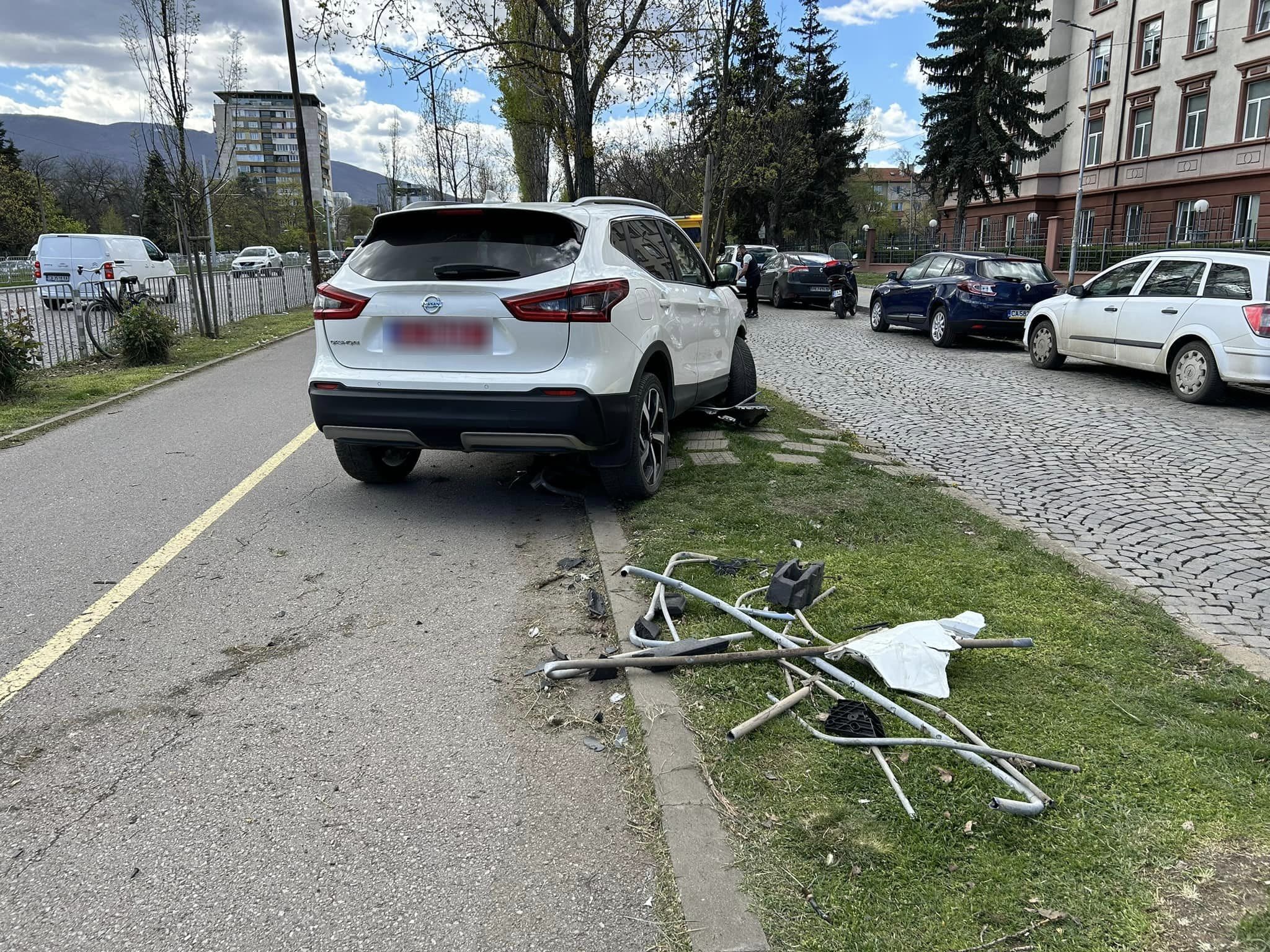 Дипломатически автомобил с червени номера е претърпял самостоятелна катастрофа днес