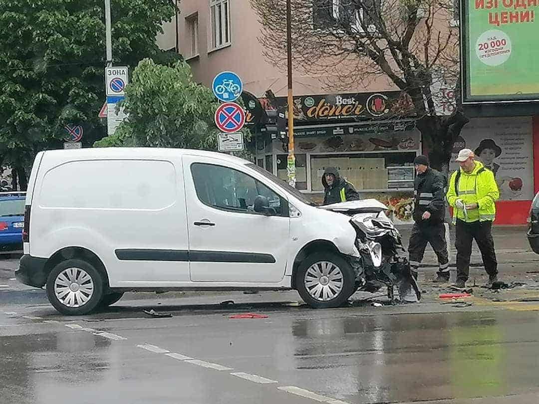 Катастрофа спря за кратко движението на трамваи в София Това