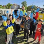 КМЕТЪТ НА ЦАРАЦОВО ДИМИТЪР ПЕТРОВ ЗАЕДНО С ДЕЦАТА ОТ ДГ ПРОЛЕТ2