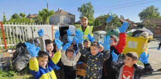 КМЕТЪТ НА ЦАРАЦОВО ДИМИТЪР ПЕТРОВ ЗАЕДНО С ДЕЦАТА ОТ ДГ ПРОЛЕТ2