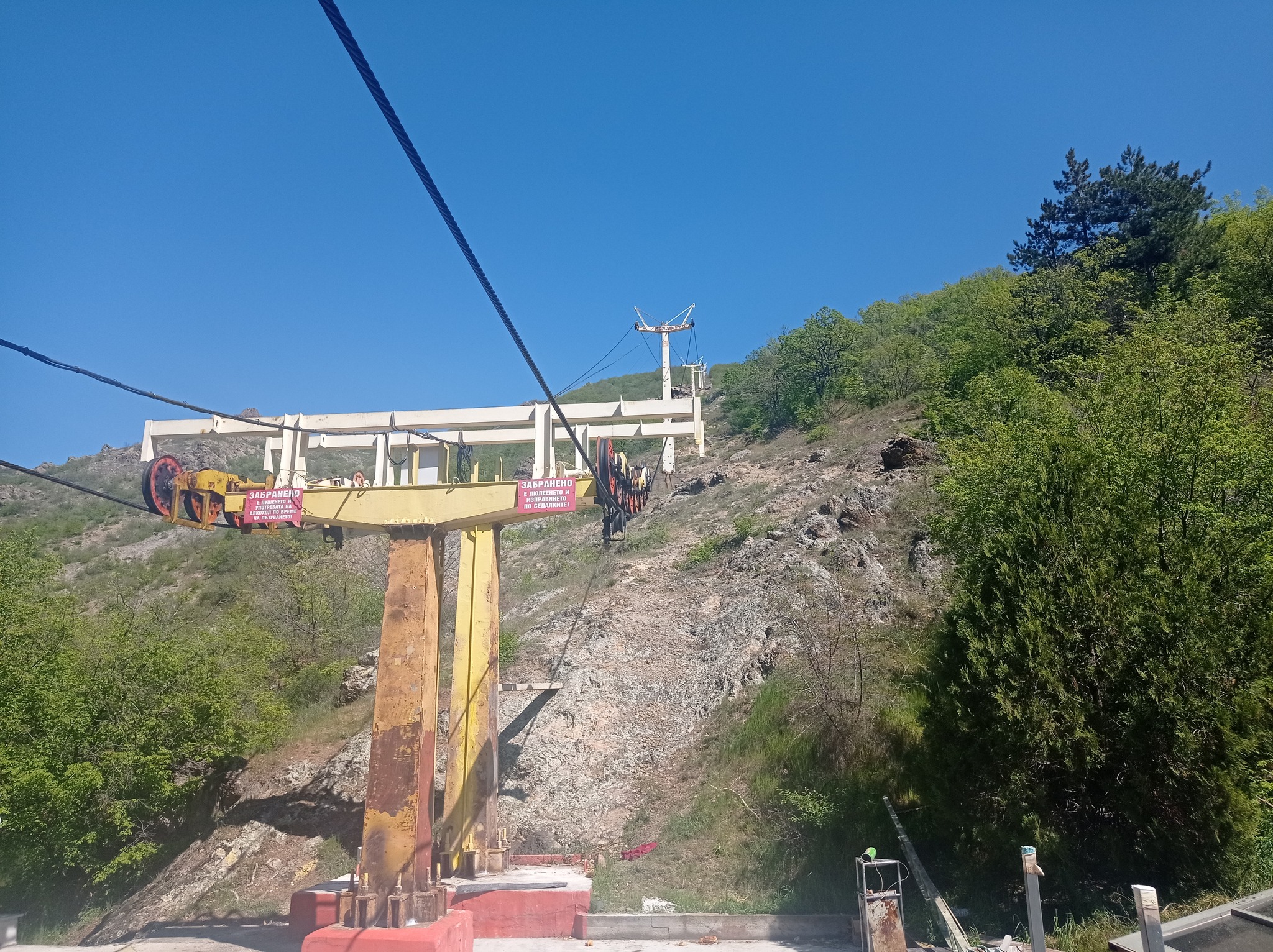 Ремонтът на въжената линия до местност Карандила в Сливен продължава