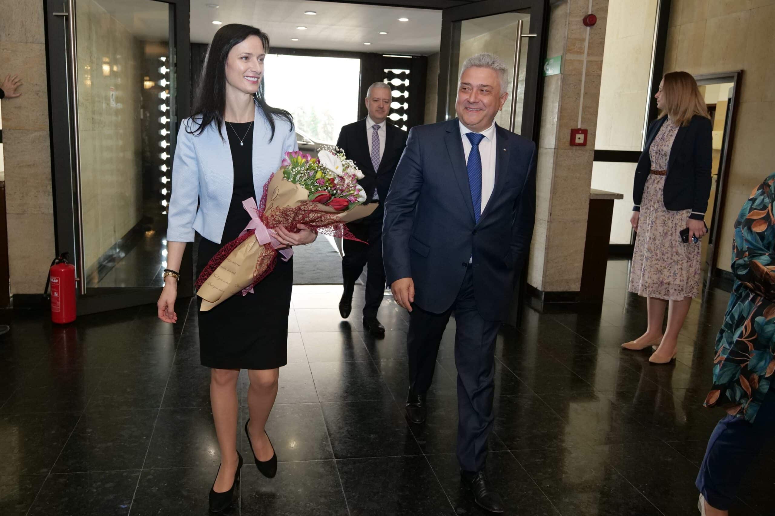 Министърът на външните работи в служебното правителство Стефан Димитров пое