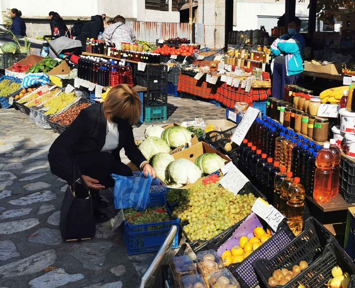 Докато бившите партньори от сглобката си разменят удари в Народното